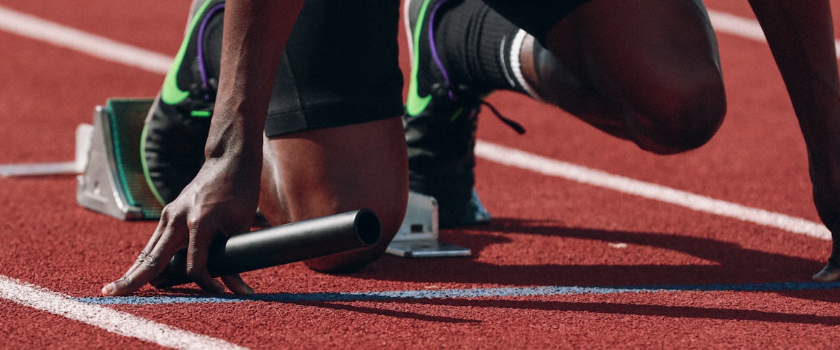 足球比赛现场高清直播画面 - 球员正在激烈拼抢